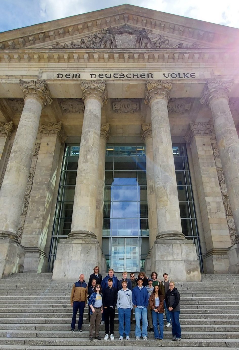 Pressefoto (Peter Stuwe/Ostfalia): Teilnehmerinnen und Teilnehmer der International Summer University auf ihrer Berlin-Exkursion.