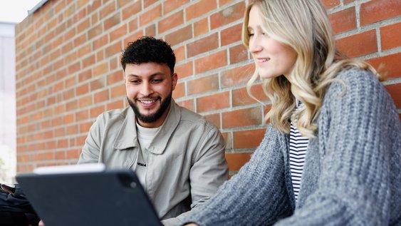 Zwei Studieninteressierte nutzen das Online-Portal der Ostfalia, um sich jetzt noch für das Wintersemester an der Hochschule einzuschreiben.