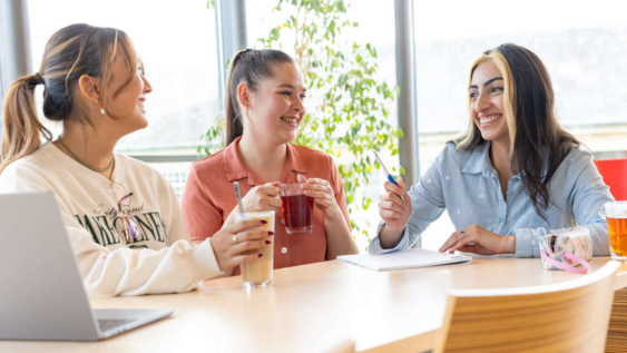 Drei Studierende im Gespräch