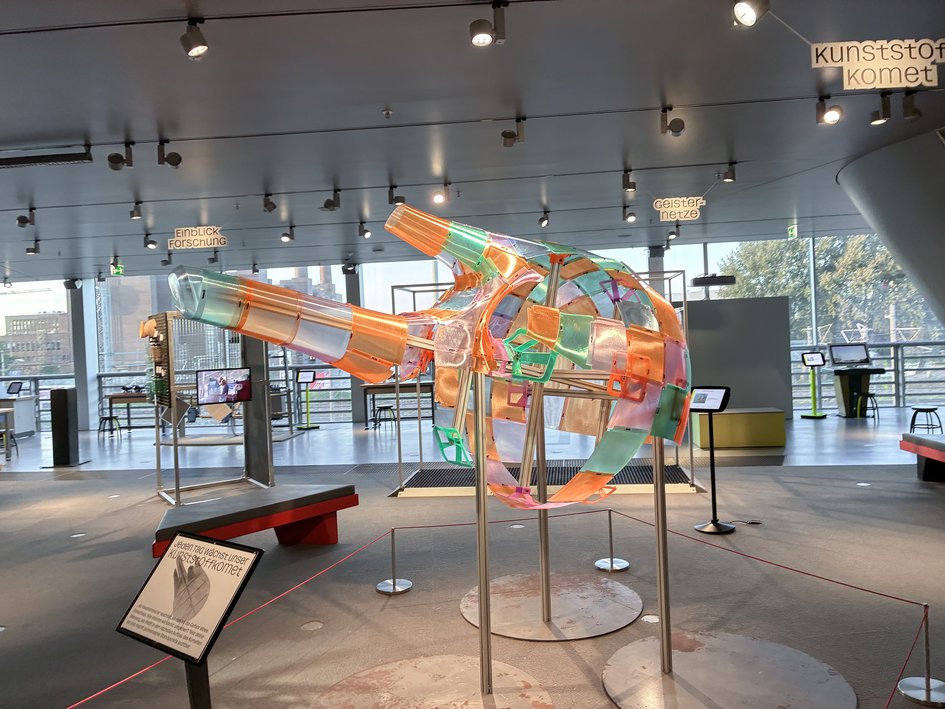 Der farbenfrohe Kunststoffkomet als Installation im Ausstellungsbereich des phaeno Science Centers.