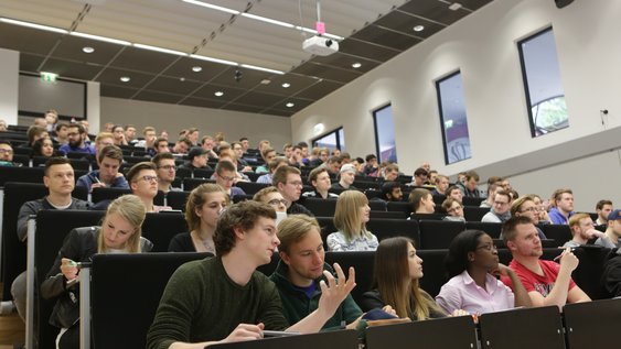 Zuhörende im Audimax