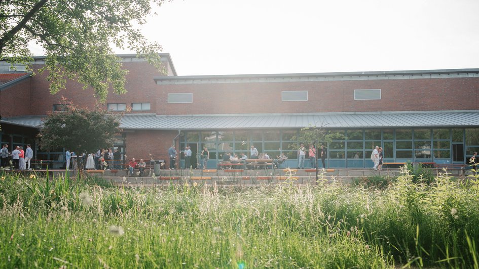 Blcik auf das sommerfest über den campus-Teich hinweg.
