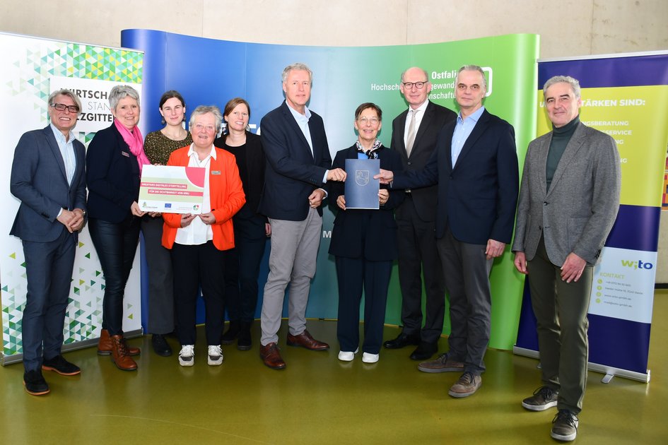 Bei der Förderbescheidübergabe (v.l.n.r): Prof. Dr. Harald Rau (Ostfalia), Andrea Weidlich (WIS GmbH), Julia Sprengel (Regionalmanagerin Zukunftsregion SüdOstNiedersachsen), Melitta Arz (wito GmbH), Meike Henkel (wito GmbH), Jan Erik Bohling (WIS GmbH), Landesbeauftragte Dr. Ulrike Witt, Christoph Plett (MdL), Matthias Adamski (wito GmbH), Ralf Sygusch (Vorsitzender der Steuerungsgruppe der Zukunftsregion SüdOstNiedersachsen).