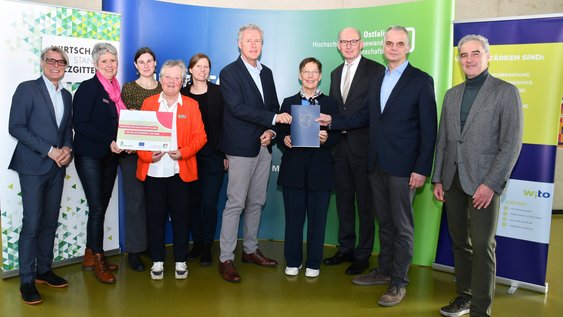 Bei der Förderbescheidübergabe (v.l.n.r): Prof. Dr. Harald Rau (Ostfalia), Andrea Weidlich (WIS GmbH), Julia Sprengel (Regionalmanagerin Zukunftsregion SüdOstNiedersachsen), Melitta Arz (wito GmbH), Meike Henkel (wito GmbH), Jan Erik Bohling (WIS GmbH), Landesbeauftragte Dr. Ulrike Witt, Christoph Plett (MdL), Matthias Adamski (wito GmbH), Ralf Sygusch (Vorsitzender der Steuerungsgruppe der Zukunftsregion SüdOstNiedersachsen).