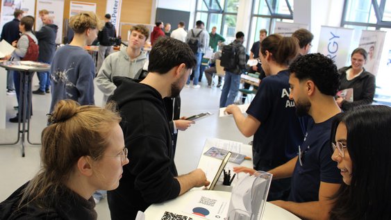 Recruiting Night Duales Studium an der Ostfalia im September 2026 - Studieninteressierte, Partnerunternehmen und Hochschule finden ihre Matches.