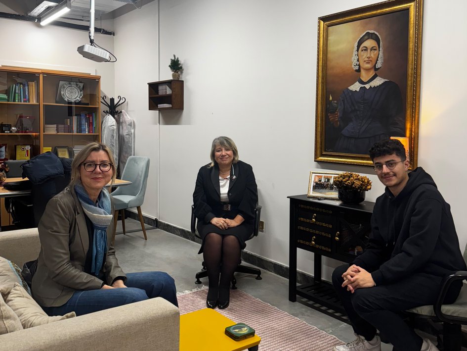 Drei Menschen an der Dogus University Istanbul.