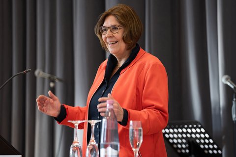 Dekanin Prof. Dr. Sandra Verena Müller steht auf der Bühne am Redepult. (öffnet Vergrößerung des Bildes)