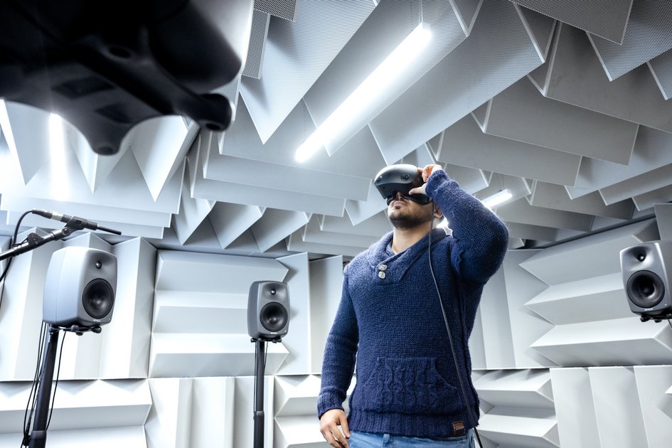Ein Student der Ostfalia Hochschule arbeitet in einem Labor mit einer Virtual Reality Brille. Am Campus Wolfenbüttel kann man u.a. Wirtschaftsingenieurwesen Elektro- und Informationstechnik studieren.