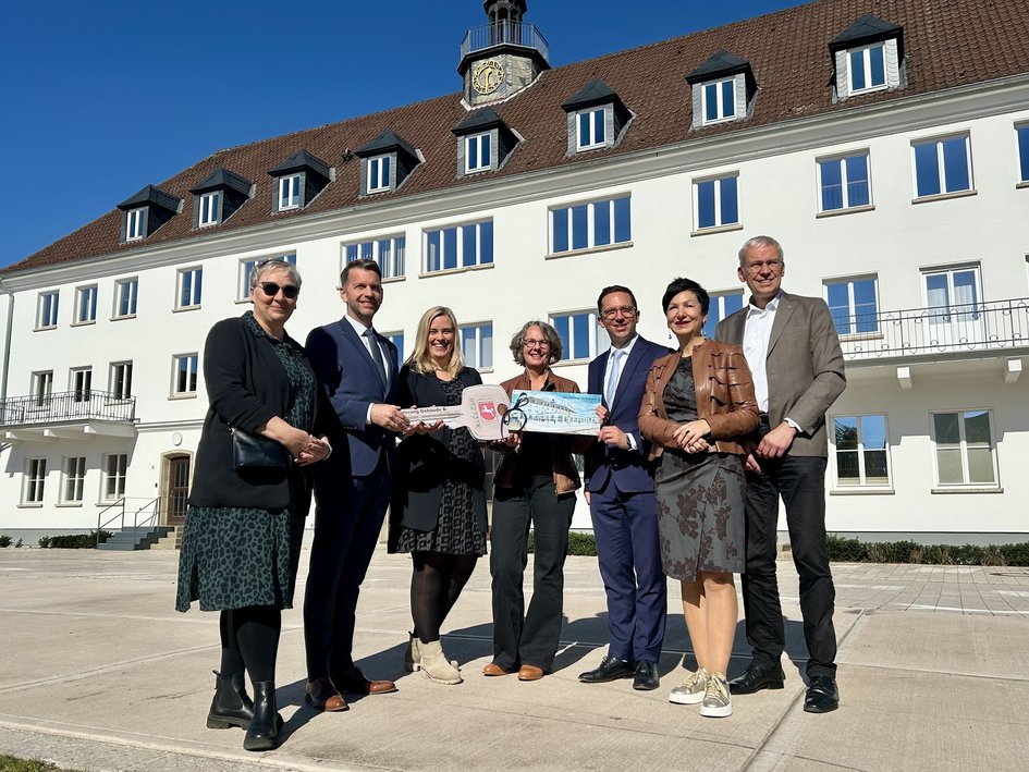 Pressefoto 1 (Nele Piltz/Ostfalia): (V.l.n.r.) Stadträtin für Jugend, Bildung, Integration und Soziales der Stadt Wolfsburg Iris Bothe, Oberbürgermeister Dennis Weilmann, Ostfalia-Präsidentin Prof. Dr. Julia Siegmüller, Anke Westphal vom Staatlichen Baumanagement Braunschweig, Niedersächsischer Minister für Wissenschaft und Kultur Falko Mohrs, Landtagsabgeordnete Immacolata Glosemeyer und Kai-Uwe Hirschheide, Erster Stadtrat und Stadtbaurat.