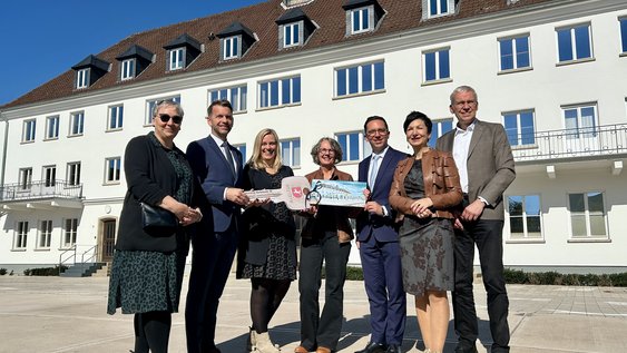 Pressefoto 1 (Nele Piltz/Ostfalia): (V.l.n.r.) Stadträtin für Jugend, Bildung, Integration und Soziales der Stadt Wolfsburg Iris Bothe, Oberbürgermeister Dennis Weilmann, Ostfalia-Präsidentin Prof. Dr. Julia Siegmüller, Anke Westphal vom Staatlichen Baumanagement Braunschweig, Niedersächsischer Minister für Wissenschaft und Kultur Falko Mohrs, Landtagsabgeordnete Immacolata Glosemeyer und Kai-Uwe Hirschheide, Erster Stadtrat und Stadtbaurat.
