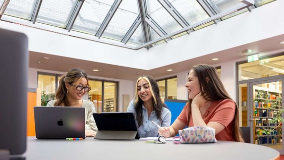 Onlinebewerbung an der Ostfalia - drei Studieninteressierte sehen sich das Angebot auf dem Laptop an. 