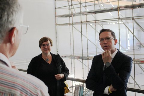 Der niedersächische Minister für Wissenschaft und Kultur, Falko Mohrs (rechts), besucht die Baustelle der neuen Ostfalia-Turnhalle am Exer in Wolfenbüttel. (öffnet Vergrößerung des Bildes)