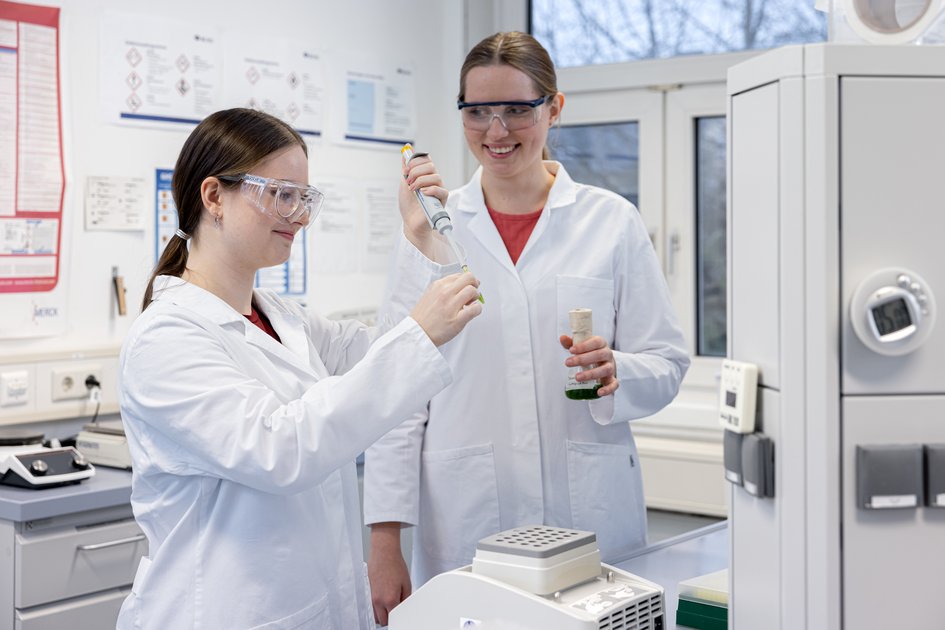 Studierende der Ostfalia Hochschule arbeiten in einem Labor. Am Campus Wolfenbüttel kann man unter anderem Bio- und Umwelttechnik studieren.