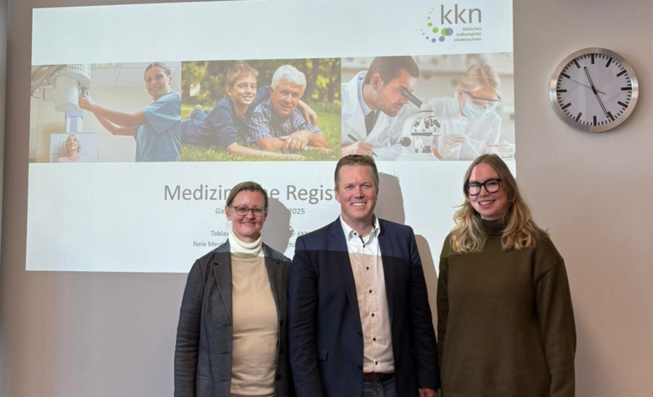 Prof. Dr. Daniela Eidt-Koch mit Tobias Hartz und Nele Meuter