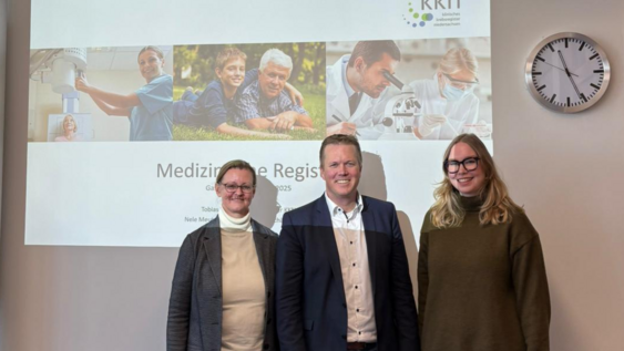 Prof. Dr. Daniela Eidt-Koch mit Tobias Hartz und Nele Meuter