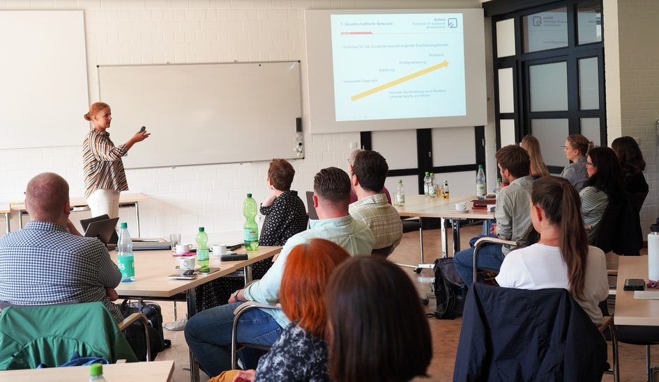 Dr. Annika Gottschling-Lang (links im Bild) bei ihrem Fachvortrag zum Thema „Neurodivergenz in der Berufspraxis Sozialer Arbeit“. Foto: Marie Ruhm/Ostfalia