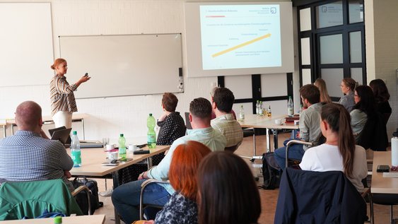 Dr. Annika Gottschling-Lang (links im Bild) bei ihrem Fachvortrag zum Thema „Neurodivergenz in der Berufspraxis Sozialer Arbeit“. Foto: Marie Ruhm/Ostfalia