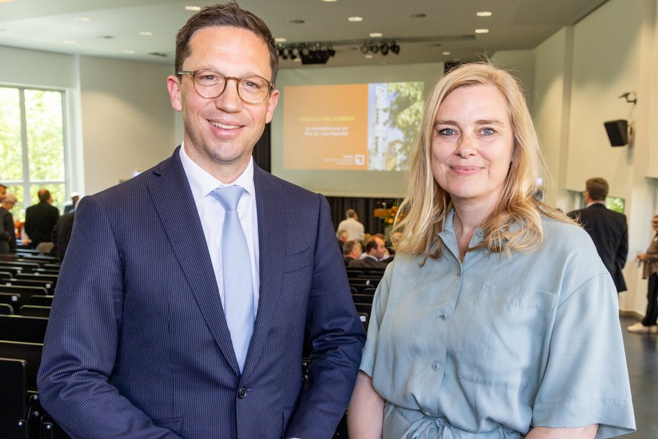 Pressefoto 1 (Philipp Ziebart/Ostfalia): Prof. Dr. Julia Siegmüller mit Falko Mohrs, dem Niedersächsischen Minister für Wissenschaft und Kultur, bei der feierlichen Amtseinführung in der Aula am Ostfalia-Standort Wolfenbüttel.