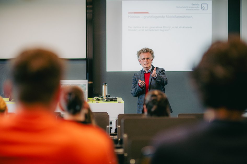 Prof. Dr. Gaus ist mittlerweile wieder in den Hörsaal zurückgekehrt. Genauso wie seine Kolleg:innen Prof. Dr. Baumgarten und Prof. Dr. Launer. Foto: Jenko Sternberg Design GmbH/Jessica Cramme 