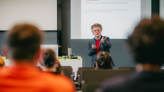 Prof. Dr. Gaus ist mittlerweile wieder in den Hörsaal zurückgekehrt. Genauso wie seine Kolleg:innen Prof. Dr. Baumgarten und Prof. Dr. Launer. Foto: Jenko Sternberg Design GmbH/Jessica Cramme 