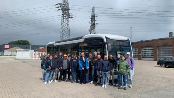Gruppenfoto der ganzen Gruppe mit Elektrobus der vhh.mobility