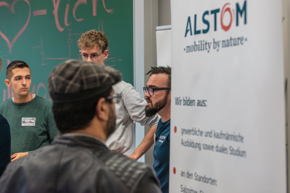 Studierende der Ostfalia Hochschule sprechen mit Unternehmensvertretern. Am Campus Salzgitter kann man Logistik und Informationsmanagement im Praxisverbund studieren.