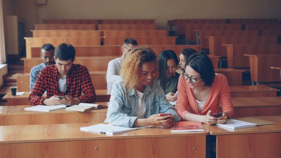 Studierende lernen zusammen
