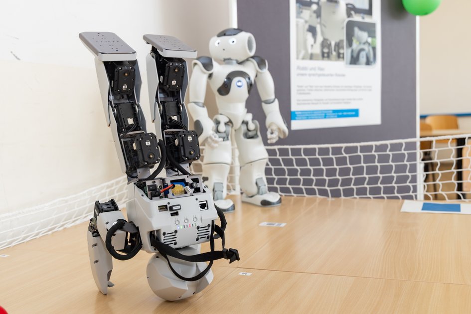 Die interaktiven Roboter Robbi und Nao.