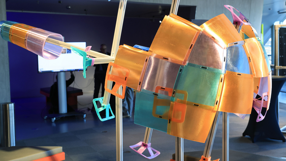 Nahaufnahme des farbenfrohen Kunststoffkometen aus miteinander verbundenen Kunststoffelementen im phaeno Science Center.