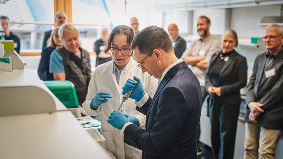 Pressefoto (Leon Tonhäsuer/Ostfalia): Ostfalia-Wissenschaftlerin Dr. Urda Düker erklärte dem Wissenschaftsminister Falko Mohrs beispielhaft, wie die Proben im Labor ausgewertet werden. 