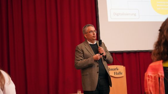 Prof. Dr. Klaus Röttcher bei seinem Vortrag mit dem Titel "Natürlichen Wasserhaushalt verstehen und Ableitung von Handlungsoptionen für Kommunen" in der Heidmark-Halle in Bad Fallingbostel. Foto: Marie Ruhm/Ostfalia