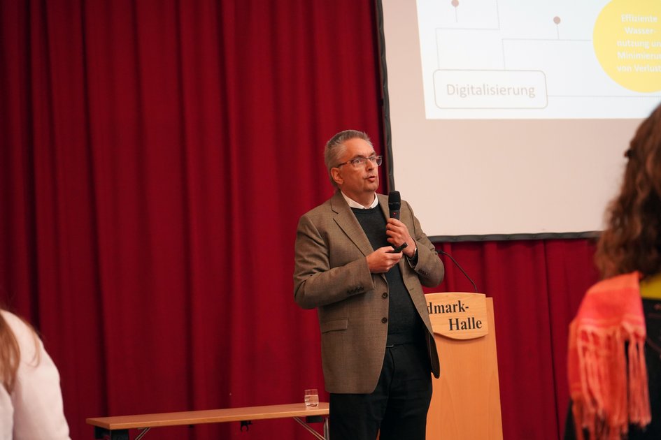 Prof. Dr. Klaus Röttcher bei seinem Vortrag mit dem Titel "Natürlichen Wasserhaushalt verstehen und Ableitung von Handlungsoptionen für Kommunen" in der Heidmark-Halle in Bad Fallingbostel. Foto: Marie Ruhm/Ostfalia