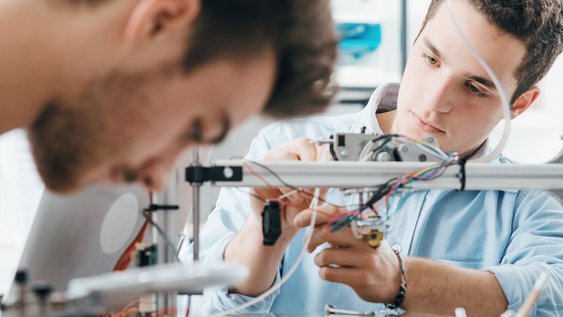 Zwei Studierende beschäftigen sich mit Mechatronik