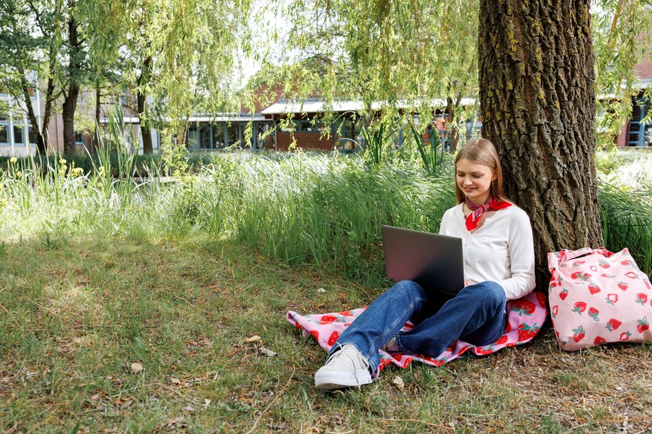 Eine Studentin der Ostfalia Hochschule am Campus Suderburg. Dort wird unter anderem der Studiengang Soziale Arbeit Online angeboten.