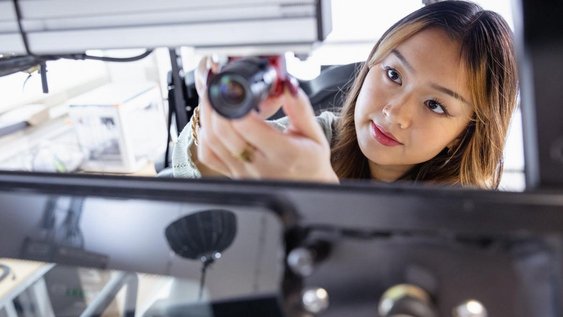 Eine Studierende bei der Arbeit im Techiklabor