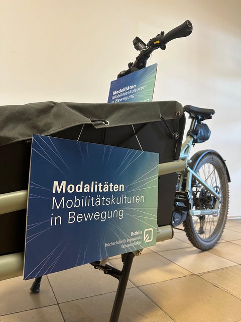 Ein Lastenrad mit Tagungs-Branding