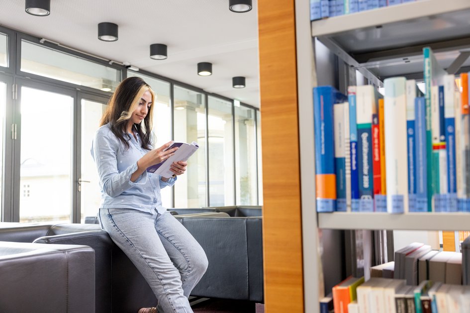 Eine Studierende der Ostfalia Hochschule lernt in der Bibliothek. Am Campus Wolfenbüttel kann man unter anderem Wirtschaftsingenieurwesen Energie/Umwelt studieren.