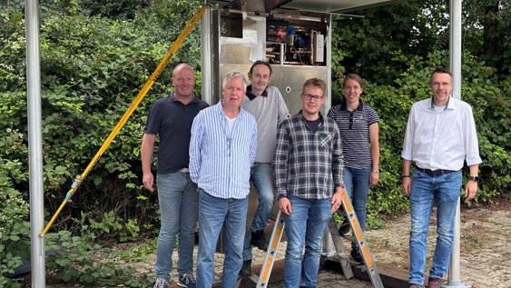 Forschungsteam der Ostfalia unter einer Bushaltestelle