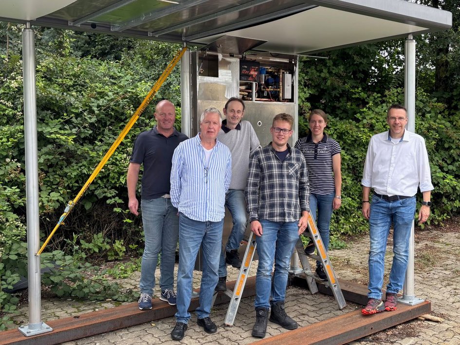 Forschungsteam der Ostfalia unter einer Bushaltestelle