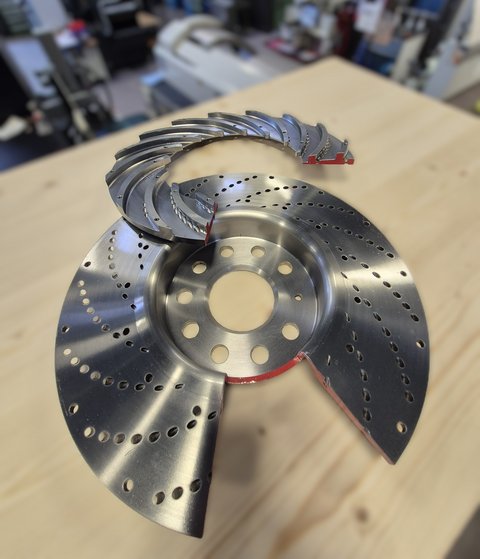 Innenbelüftete Bremsscheibe mit schrägen Bohrungen und RadialschaufelnFak. Maschinenbau - IKAMProf. Klinge (öffnet Vergrößerung des Bildes)