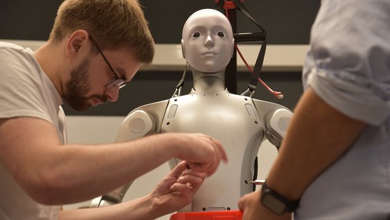 Beim Auspacken des humanoiden Roboters H2 EDU.