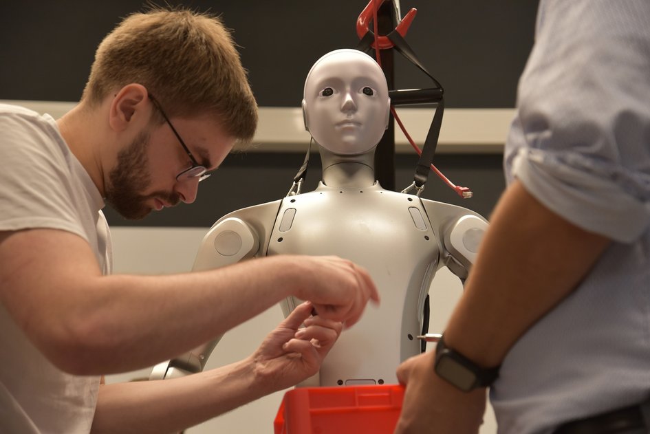 Beim Auspacken des humanoiden Roboters H2 EDU.