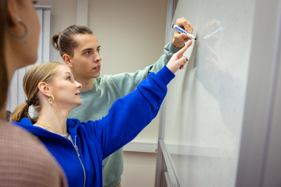 Studierende der Ostfalia Hochschule am Campus Wolfenbüttel. Dort kann man unter anderem Soziale Arbeit studieren.