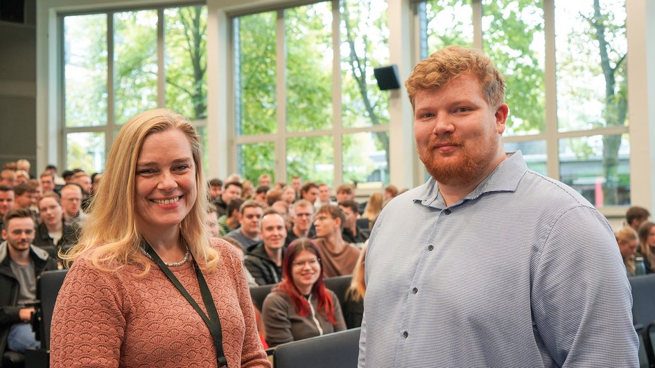 Pressefoto (Nadine Zimmer/Ostfalia): Ostfalia-Präsidentin Prof. Dr. Julia Siegmüller und AStA-Vorstand Lennard Wilhelm begrüßten die Erstsemester am Campus Wolfenbüttel.