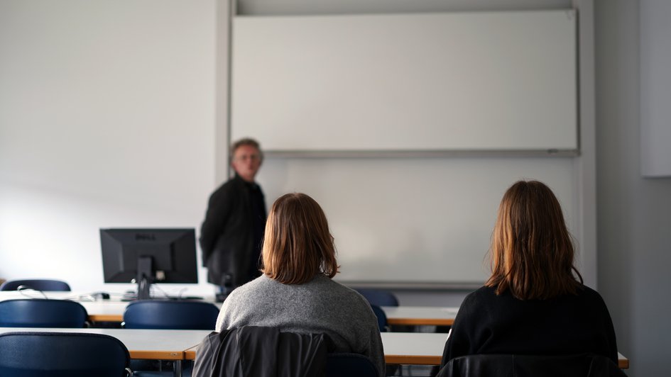 Prof. Dr. Detlef Gaus im Seminar zum Thema "Besonderheiten und Entwicklungsmöglichkeiten eines HAW-Studiums".