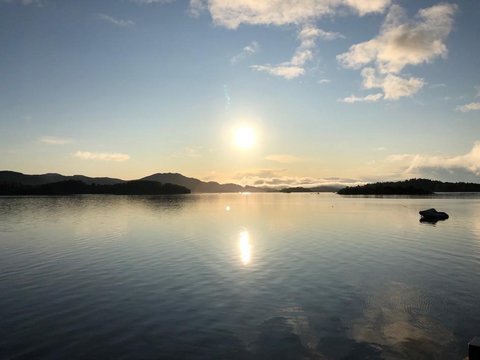 Seenlandschaft von Schottland bei Sonnenuntergang (öffnet Vergrößerung des Bildes)