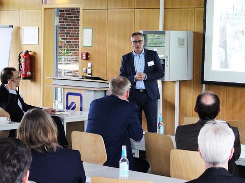 Prof. Dr.-Ing. Max Ehleben vom Institut für Recycling der Ostfalia spricht über recycelbare Kunststoff-Fischernetze. (öffnet Vergrößerung des Bildes)