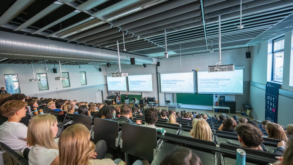 Press photo (Roman Brodel/Ostfalia): A view inside the lecture theatre during the welcome event for first-year students at the Wolfsburg campus of Ostfalia University of Applied Sciences.