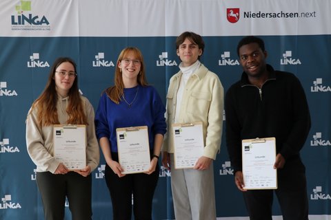 Vier Studierende der Fakultät Soziale Arbeit am Standort Wolfenbüttel zeigen stolz ihre Urkunden. (öffnet Vergrößerung des Bildes)