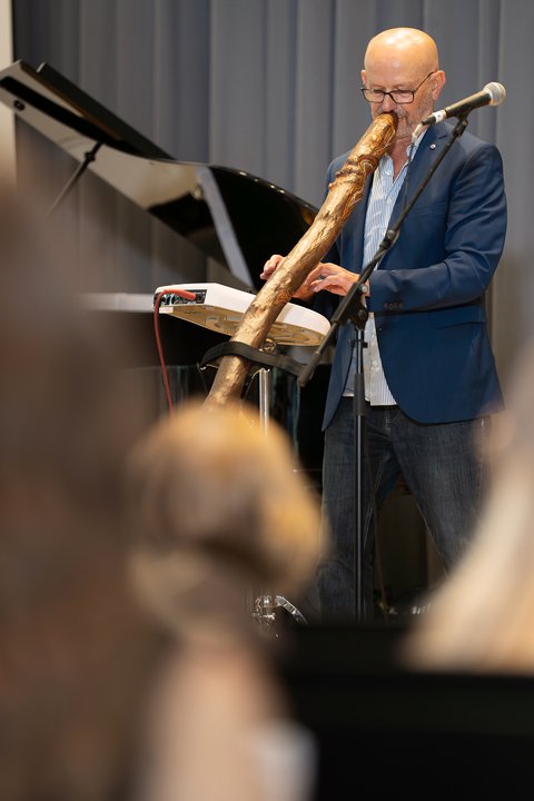 Géza Gál spielt auf der Bühne ein Didgeridoo und ein Keyboard. (öffnet Vergrößerung des Bildes)